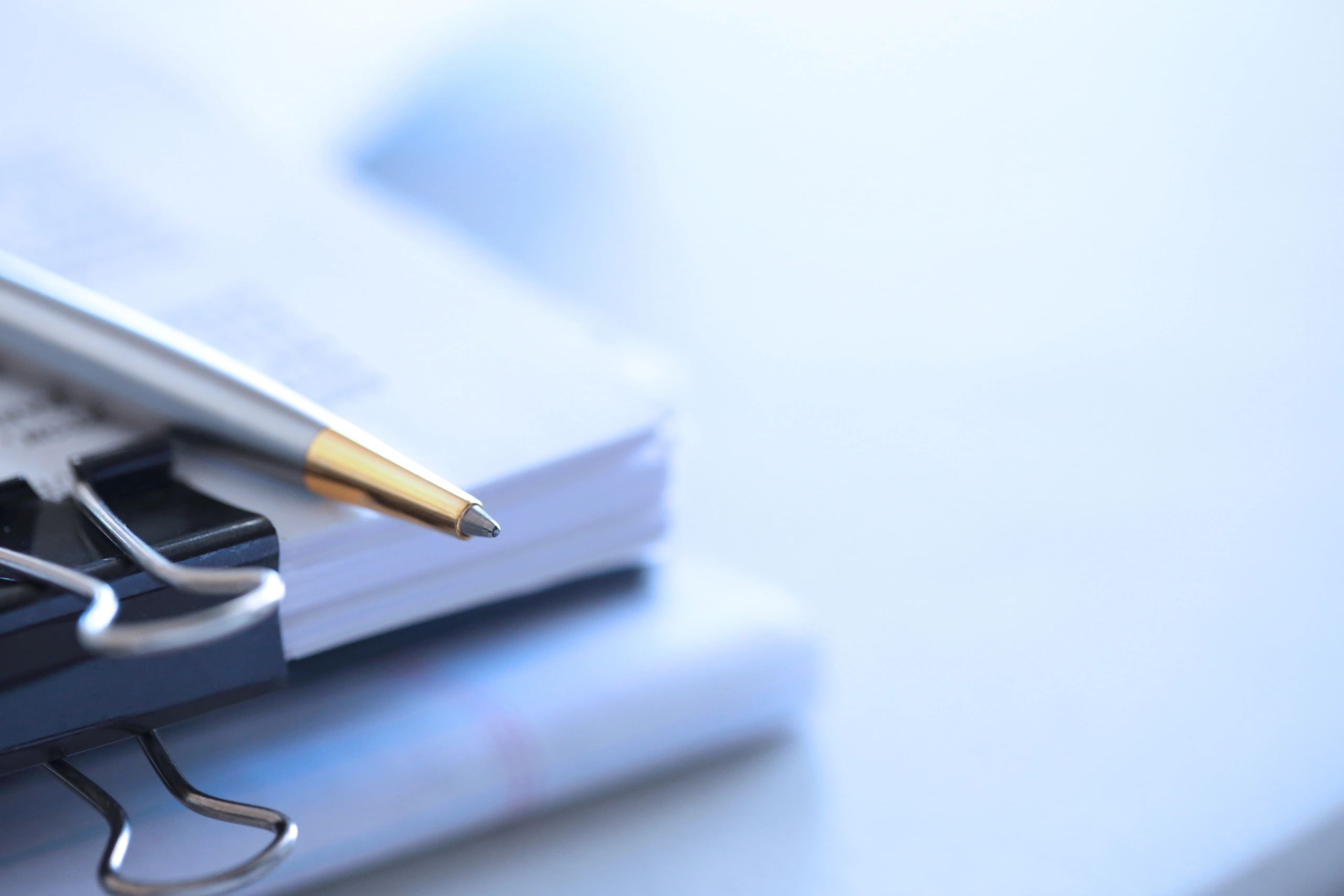 Pluma sobre documentos legales